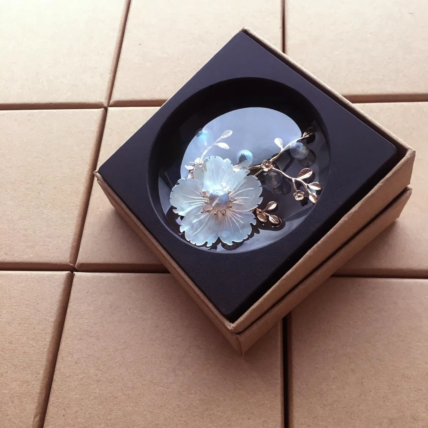 Brooches for Women with Crystal, Pink Flower, Rhinestone Brooches Pins Elegant Jewelry Blossom Fashionable Gifts Ladies Bouquet Brooches Pin for Birthday, Party, New Year, Wedding